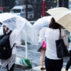 雨の日に傘をさす人